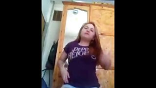 Irmã de vídeo de pornô bem safado meias cor-de-rosa fodendo com um beijo de irmão em um sofá macio