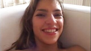MILF vídeo pornô de menininha bem novinha lambe a buceta da filha enquanto ninguém está em casa